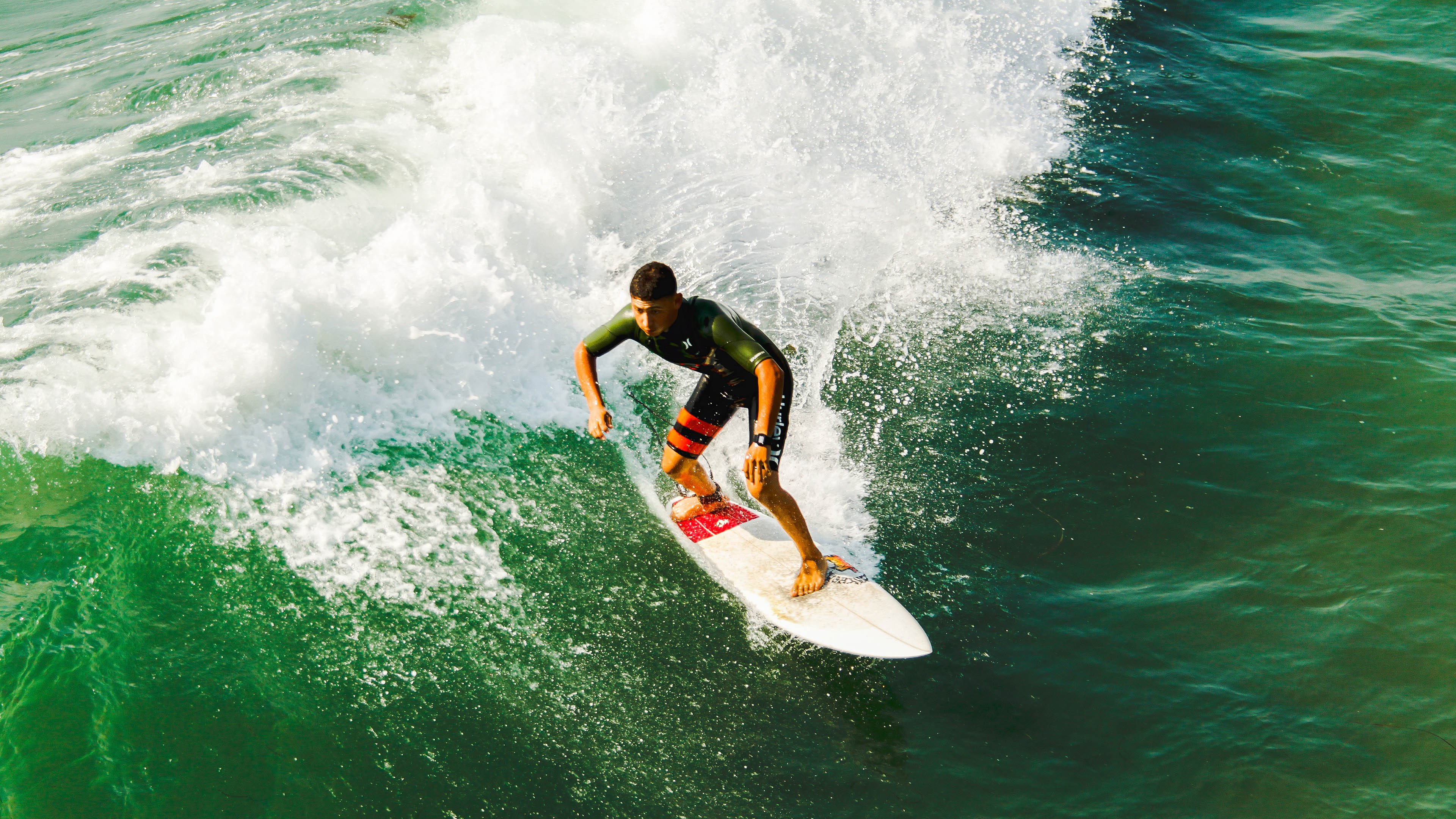 路跑马拉松，城市风光与运动的完美结合，马拉松在公路上跑吗